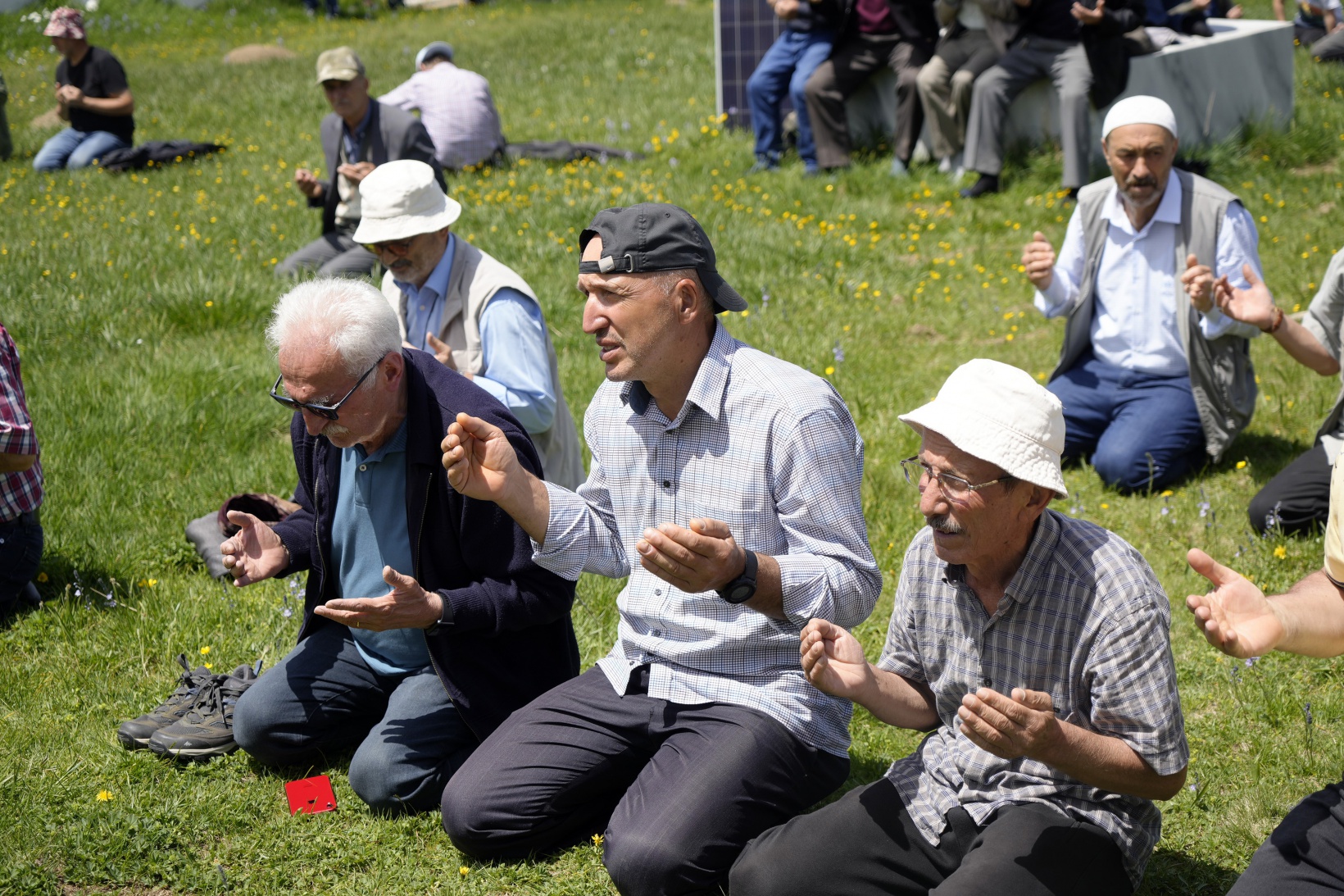 Üstü açık camide 563 yıldır çimen üzerinde Cuma namazı kılınıyor 8