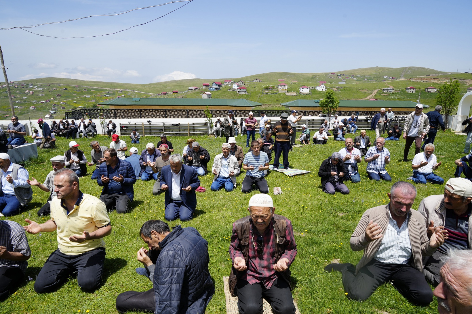 Üstü açık camide 563 yıldır çimen üzerinde Cuma namazı kılınıyor 9
