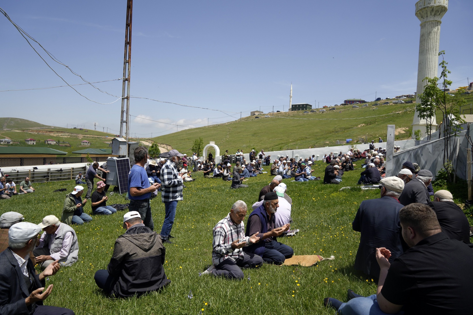 Üstü açık camide 563 yıldır çimen üzerinde Cuma namazı kılınıyor 6