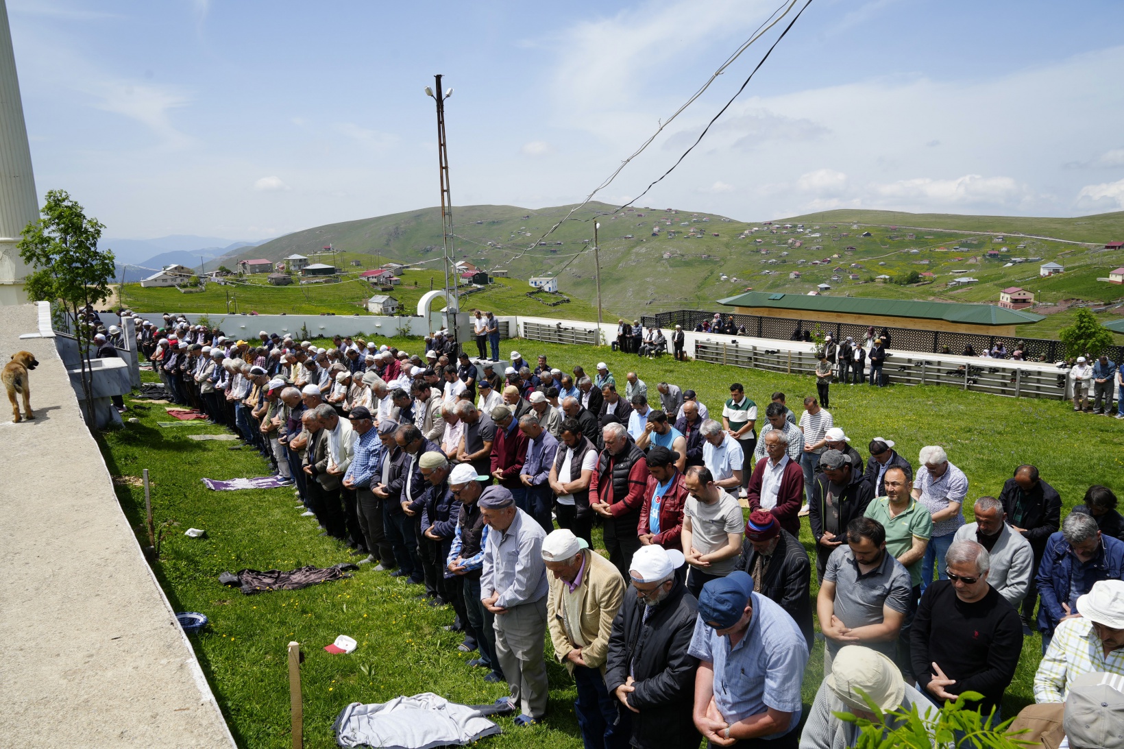 Üstü açık camide 563 yıldır çimen üzerinde Cuma namazı kılınıyor 11