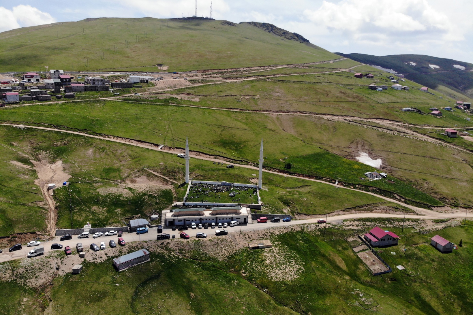 Üstü açık camide 563 yıldır çimen üzerinde Cuma namazı kılınıyor 15