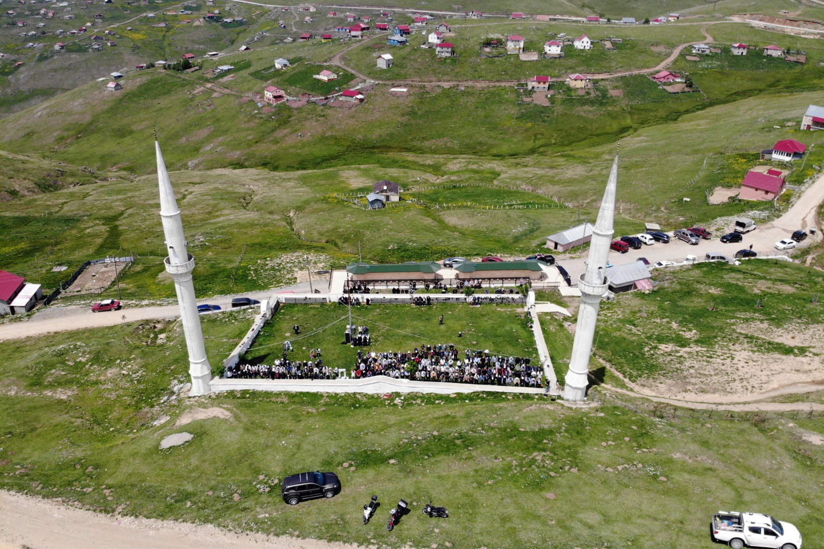 Üstü açık camide 563 yıldır çimen üzerinde Cuma namazı kılınıyor 14