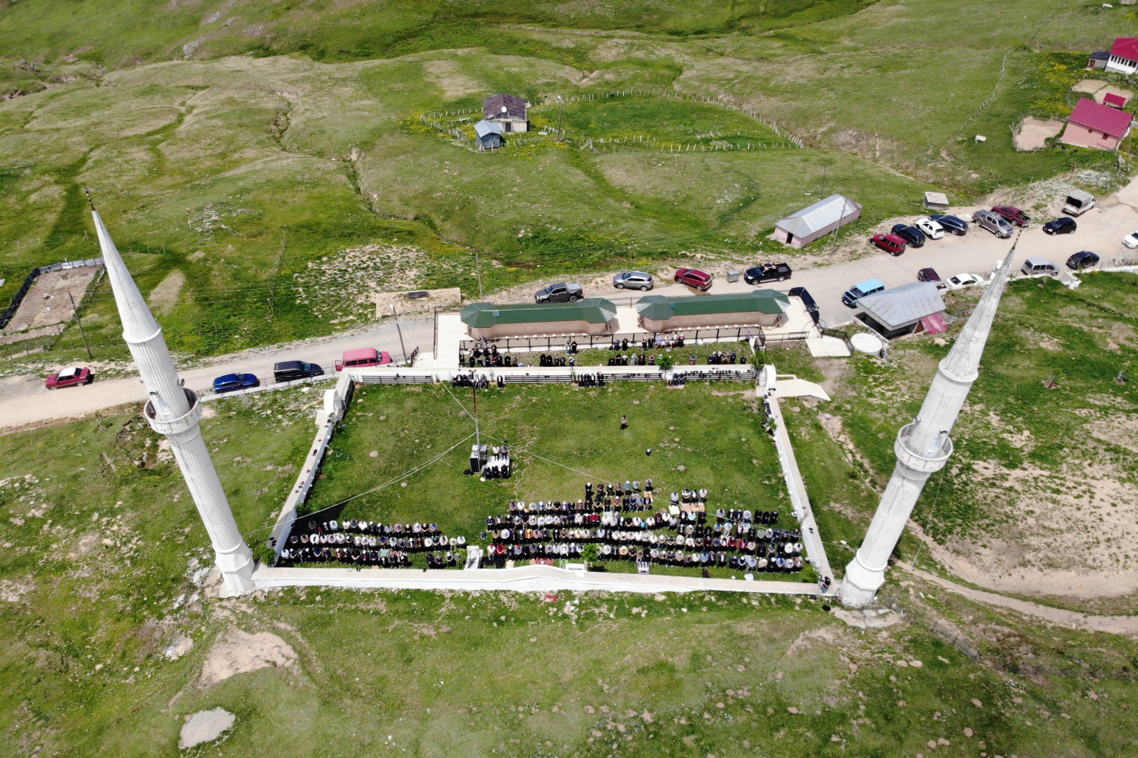 Üstü açık camide 563 yıldır çimen üzerinde Cuma namazı kılınıyor 13