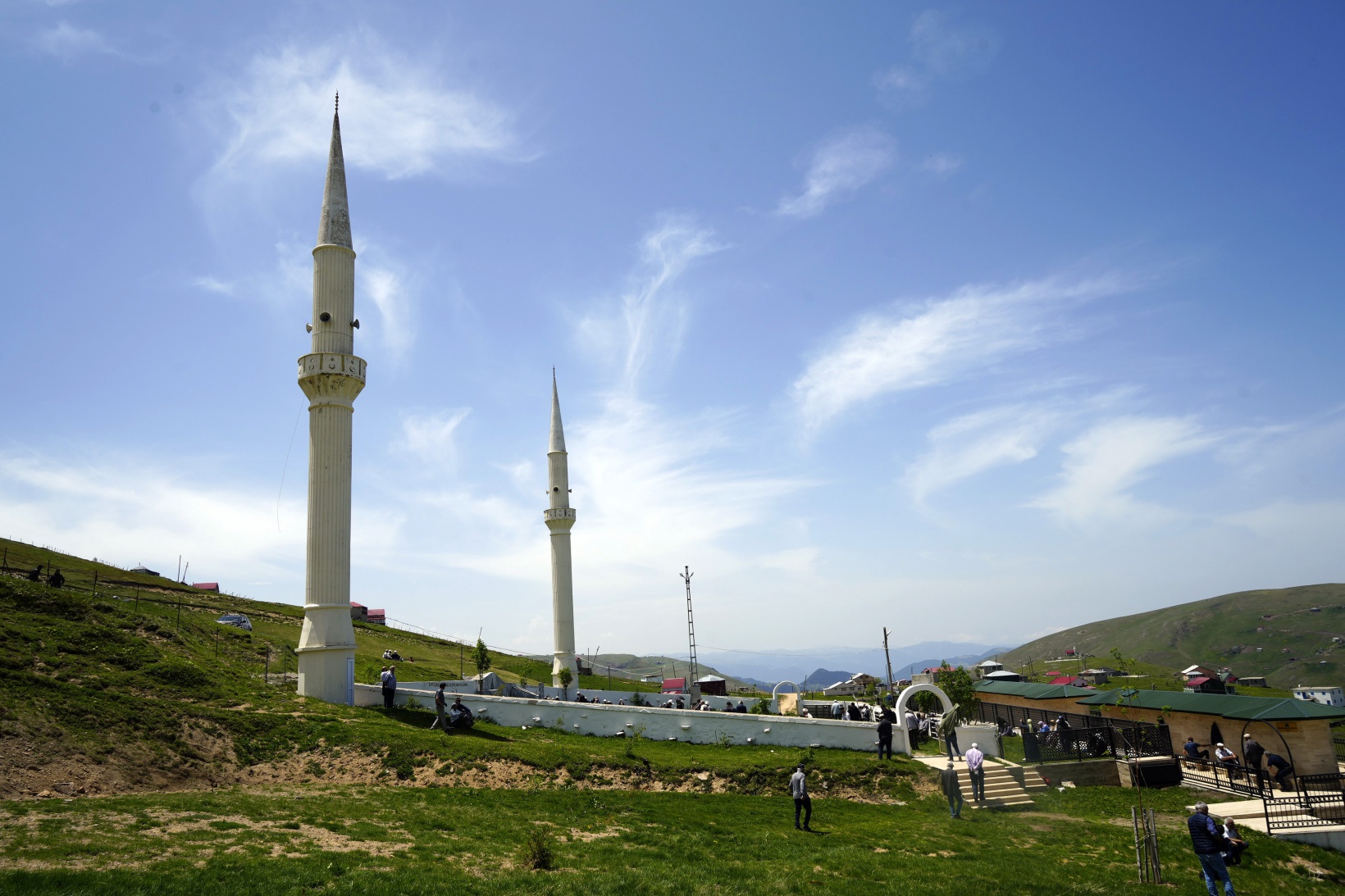 Üstü açık camide 563 yıldır çimen üzerinde Cuma namazı kılınıyor 3