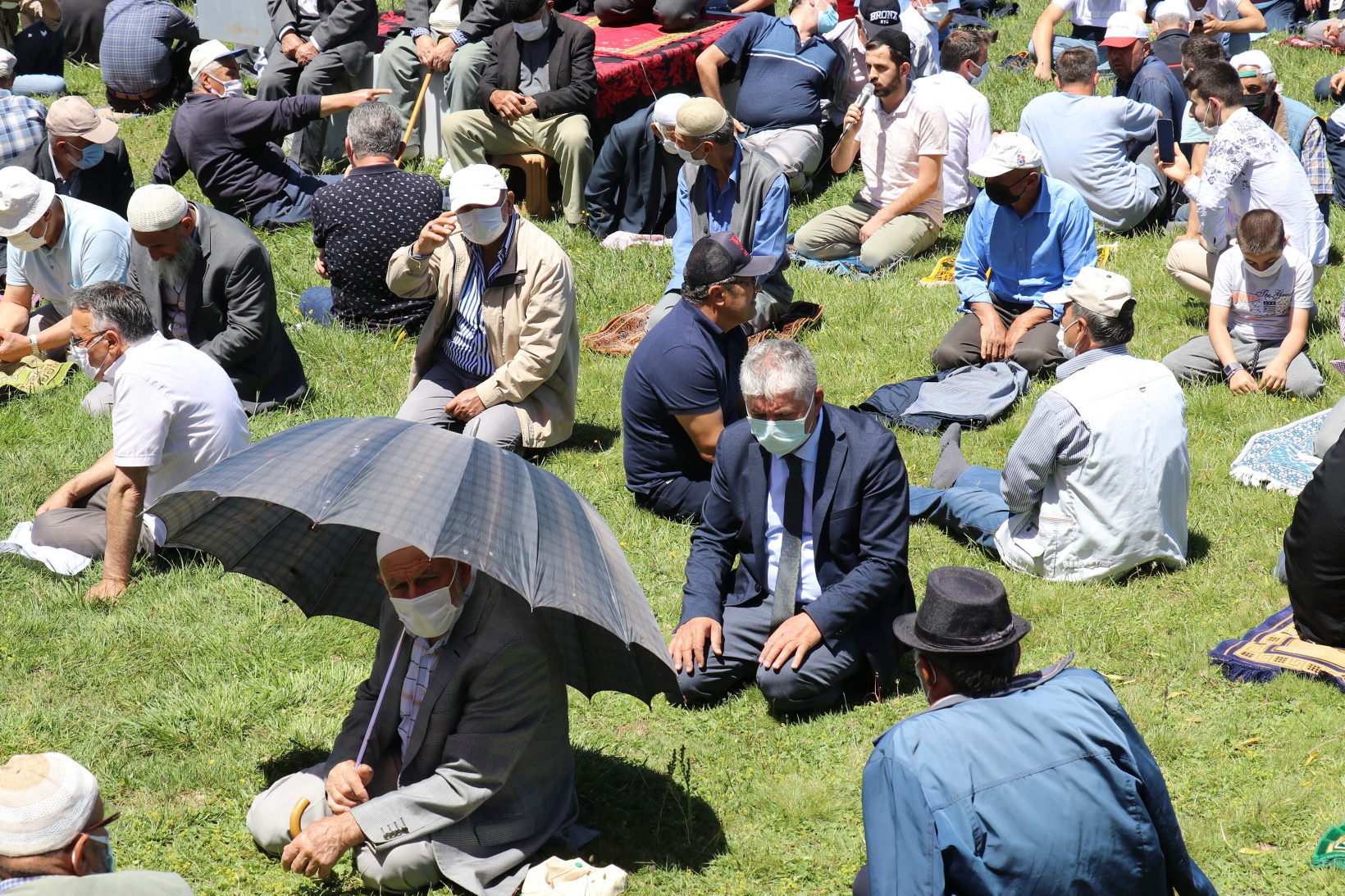 560 yıllık Kadırga camiinde namaz kılmanın huzurunu yaşadılar 19