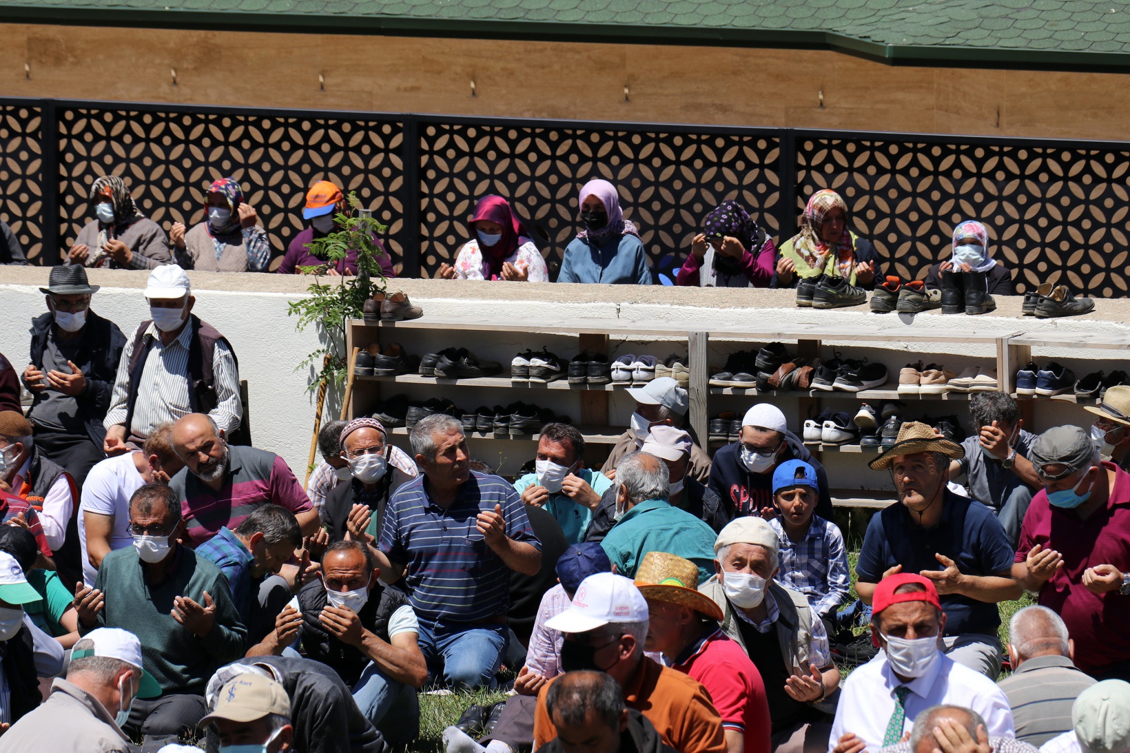 560 yıllık Kadırga camiinde namaz kılmanın huzurunu yaşadılar 11