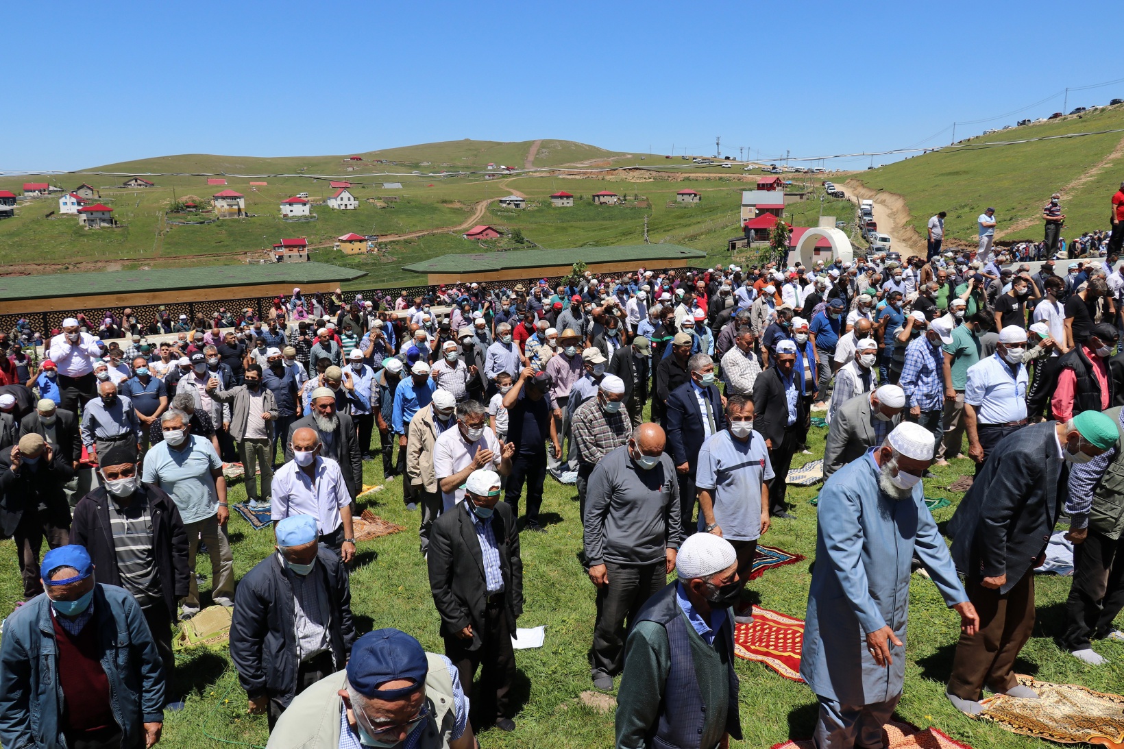 560 yıllık Kadırga camiinde namaz kılmanın huzurunu yaşadılar 4