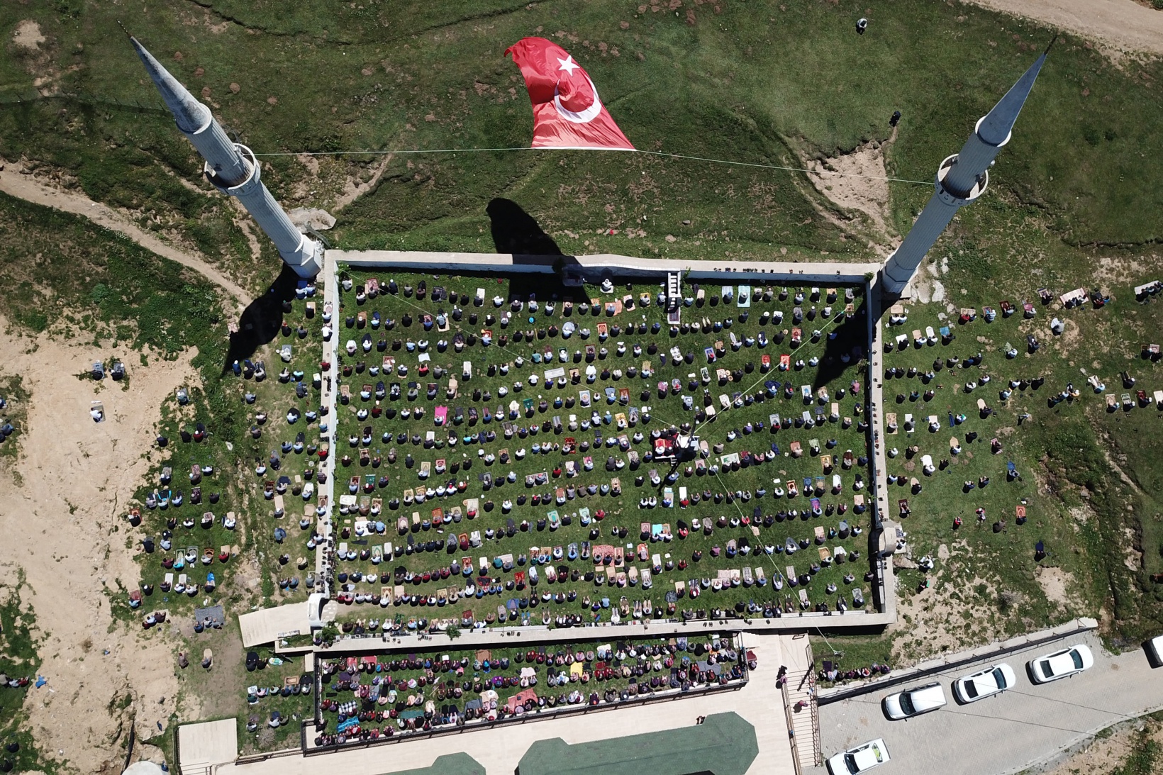 560 yıllık Kadırga camiinde namaz kılmanın huzurunu yaşadılar 18