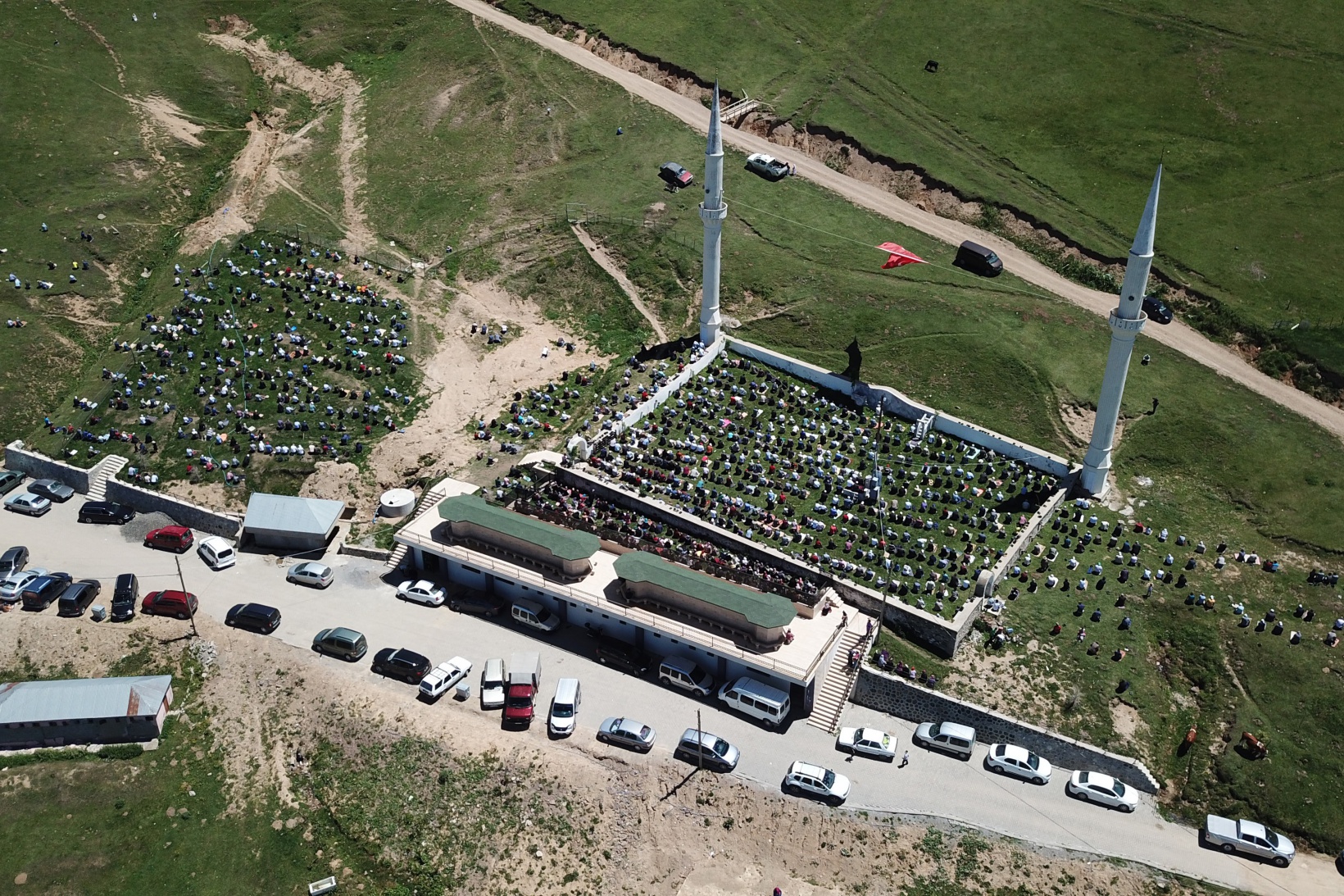 560 yıllık Kadırga camiinde namaz kılmanın huzurunu yaşadılar 17