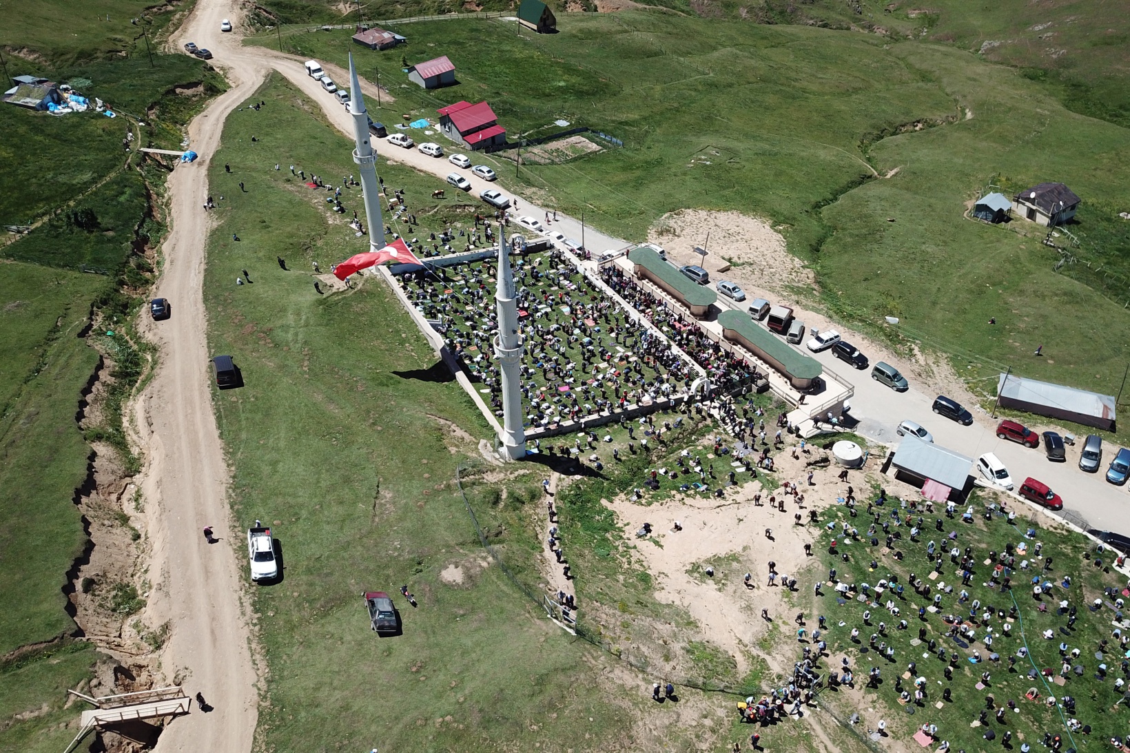 560 yıllık Kadırga camiinde namaz kılmanın huzurunu yaşadılar 8