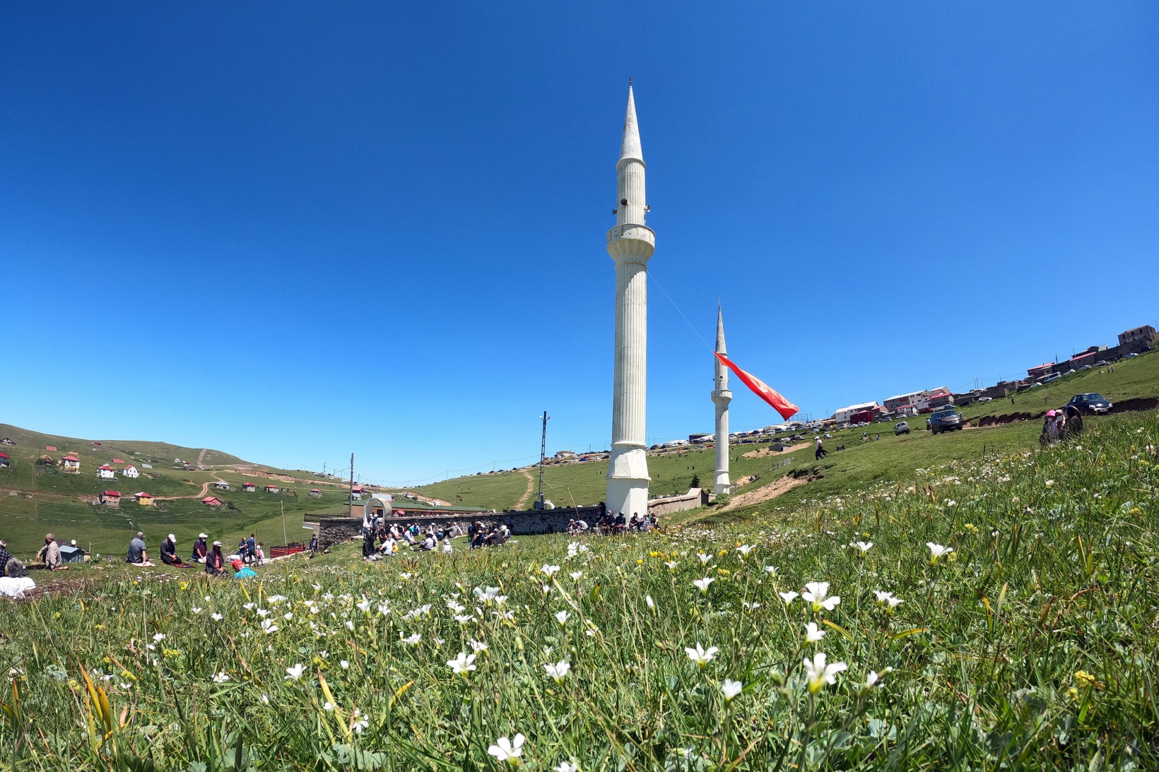 560 yıllık Kadırga camiinde namaz kılmanın huzurunu yaşadılar 3