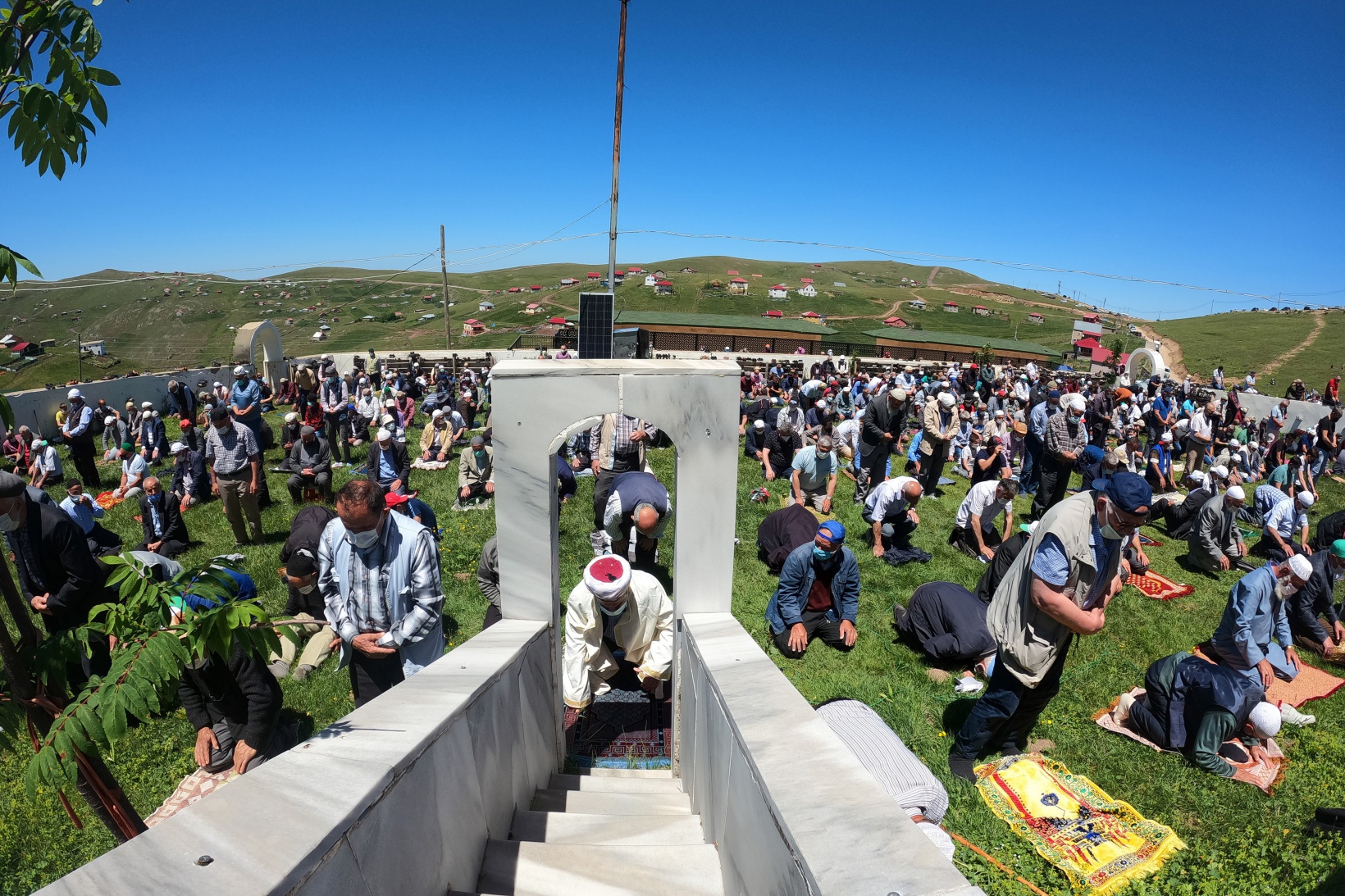 560 yıllık Kadırga camiinde namaz kılmanın huzurunu yaşadılar 5