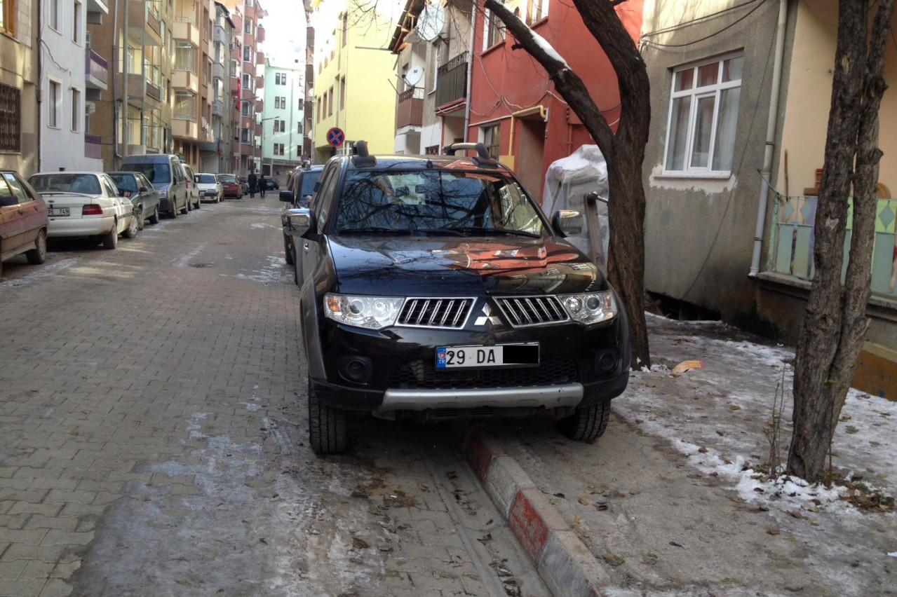 Gümüşhane’de kaldırım üzerine park edenlere af yok 9