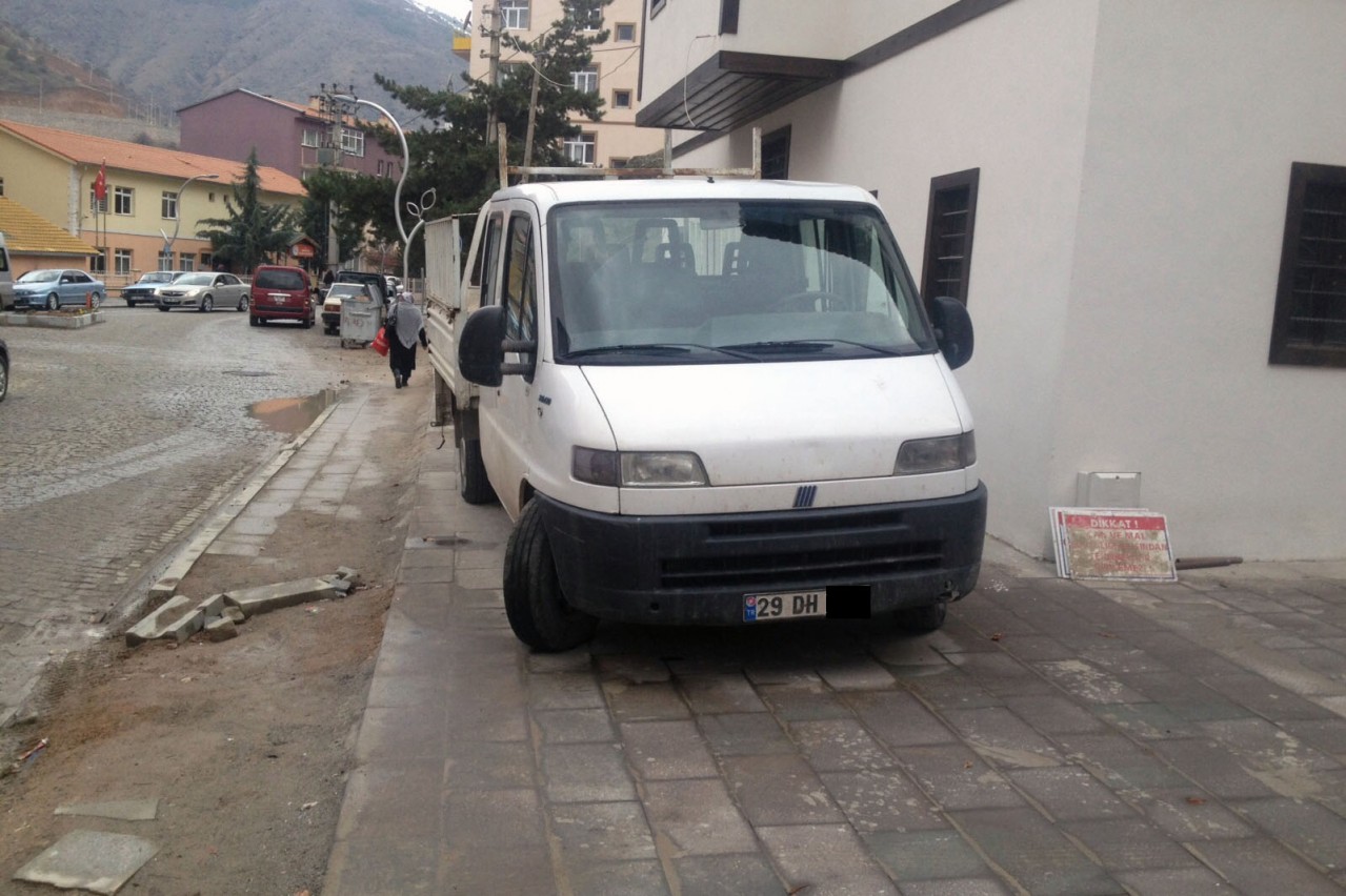 Gümüşhane’de kaldırım üzerine park edenlere af yok 10