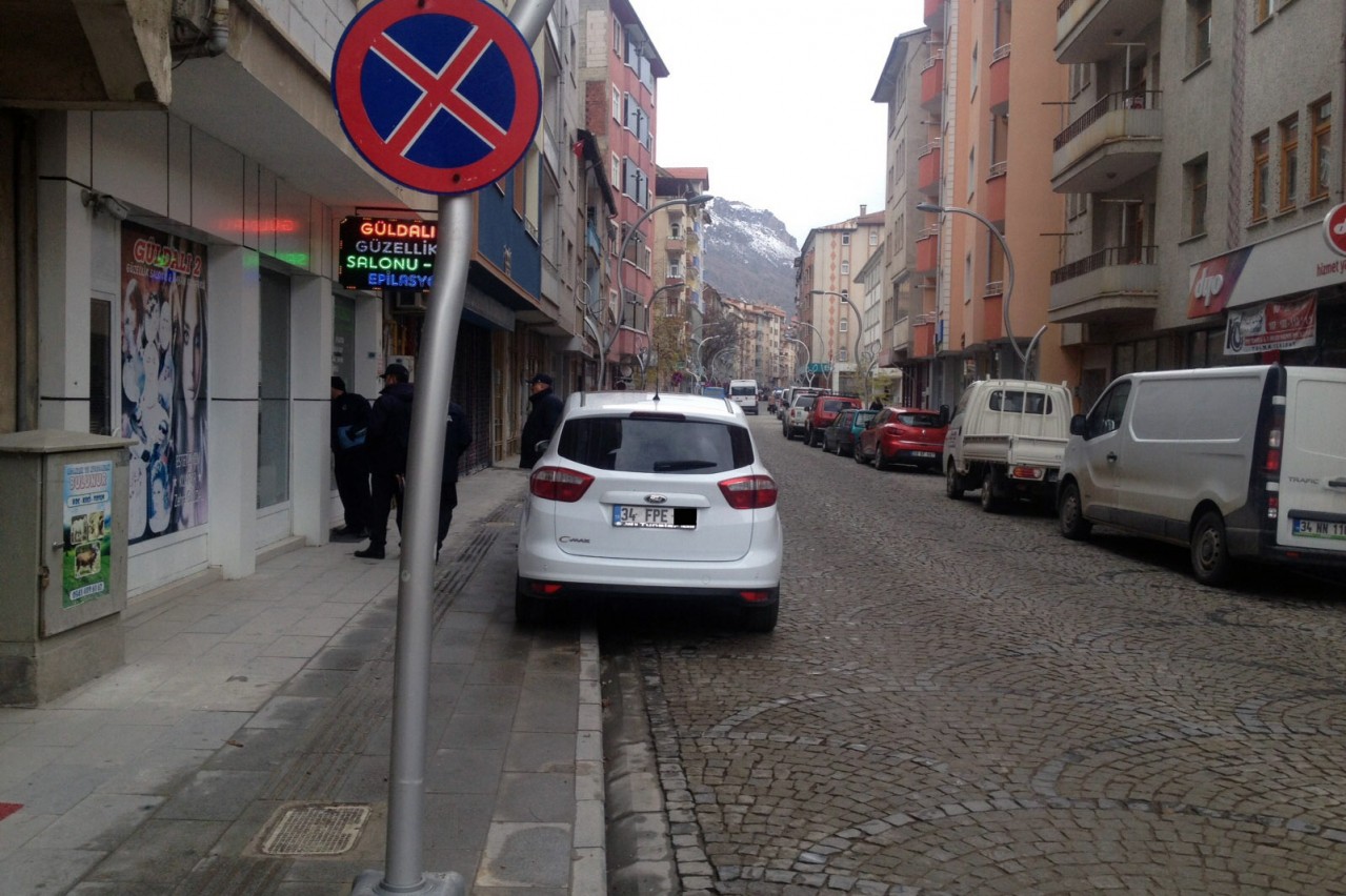 Gümüşhane’de kaldırım üzerine park edenlere af yok 11