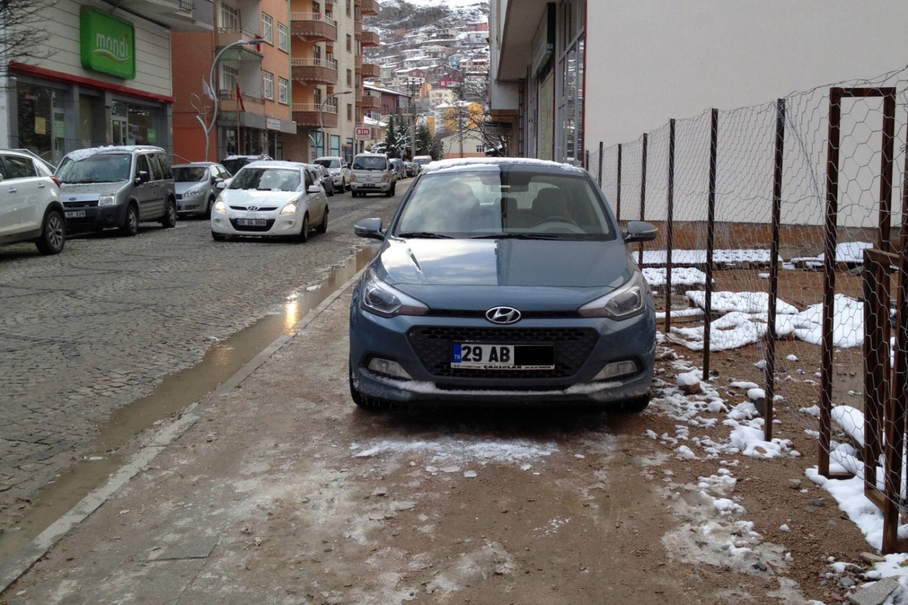 Gümüşhane’de kaldırım üzerine park edenlere af yok 4