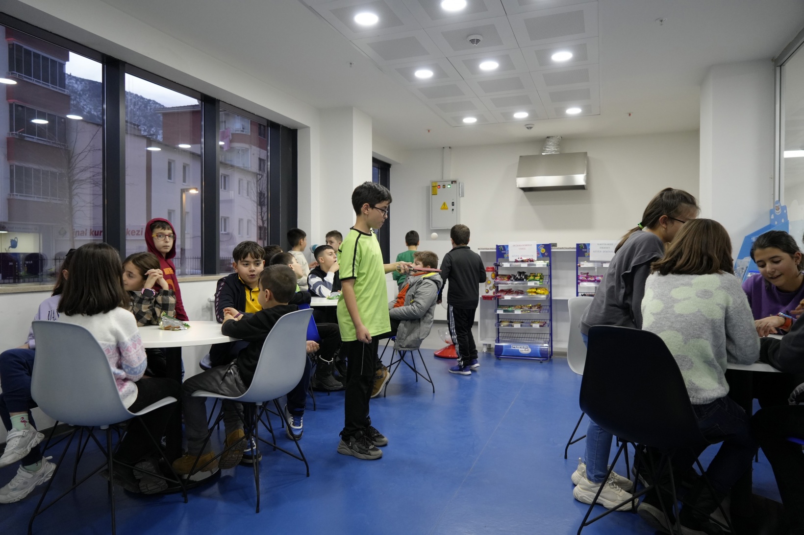 İşletmecisi olmayan kantinde öğrenciler ihtiyaçlarını kendileri karşılıyor 5