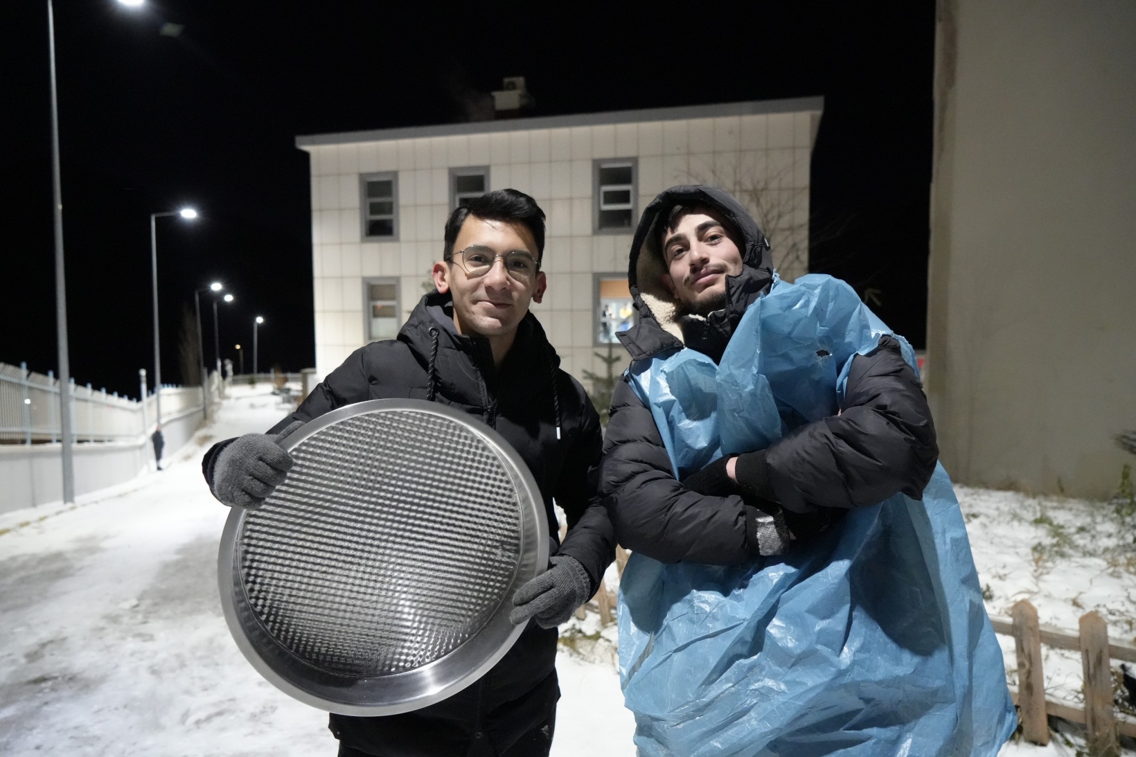 Herkes karda poşetle kayarken o çiğköfte tepsisiyle kaydı 4