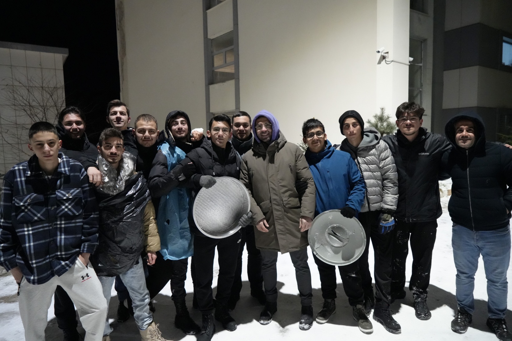 Herkes karda poşetle kayarken o çiğköfte tepsisiyle kaydı 6