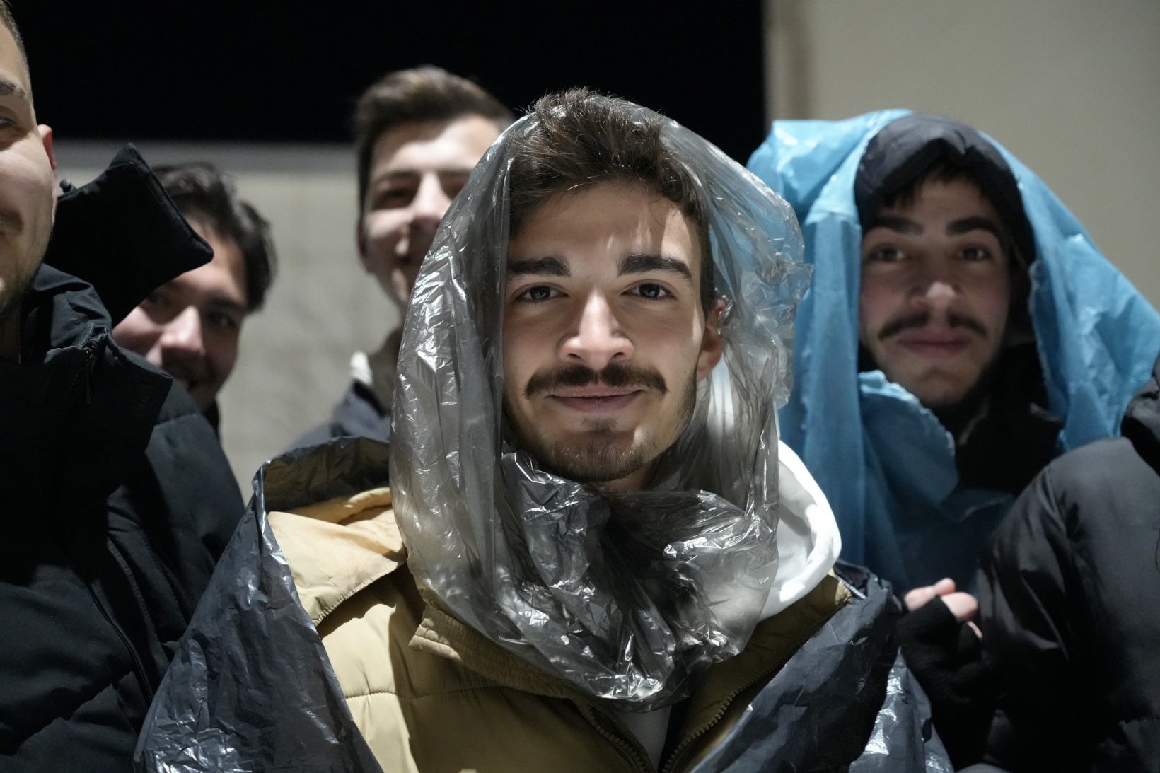 Herkes karda poşetle kayarken o çiğköfte tepsisiyle kaydı 5