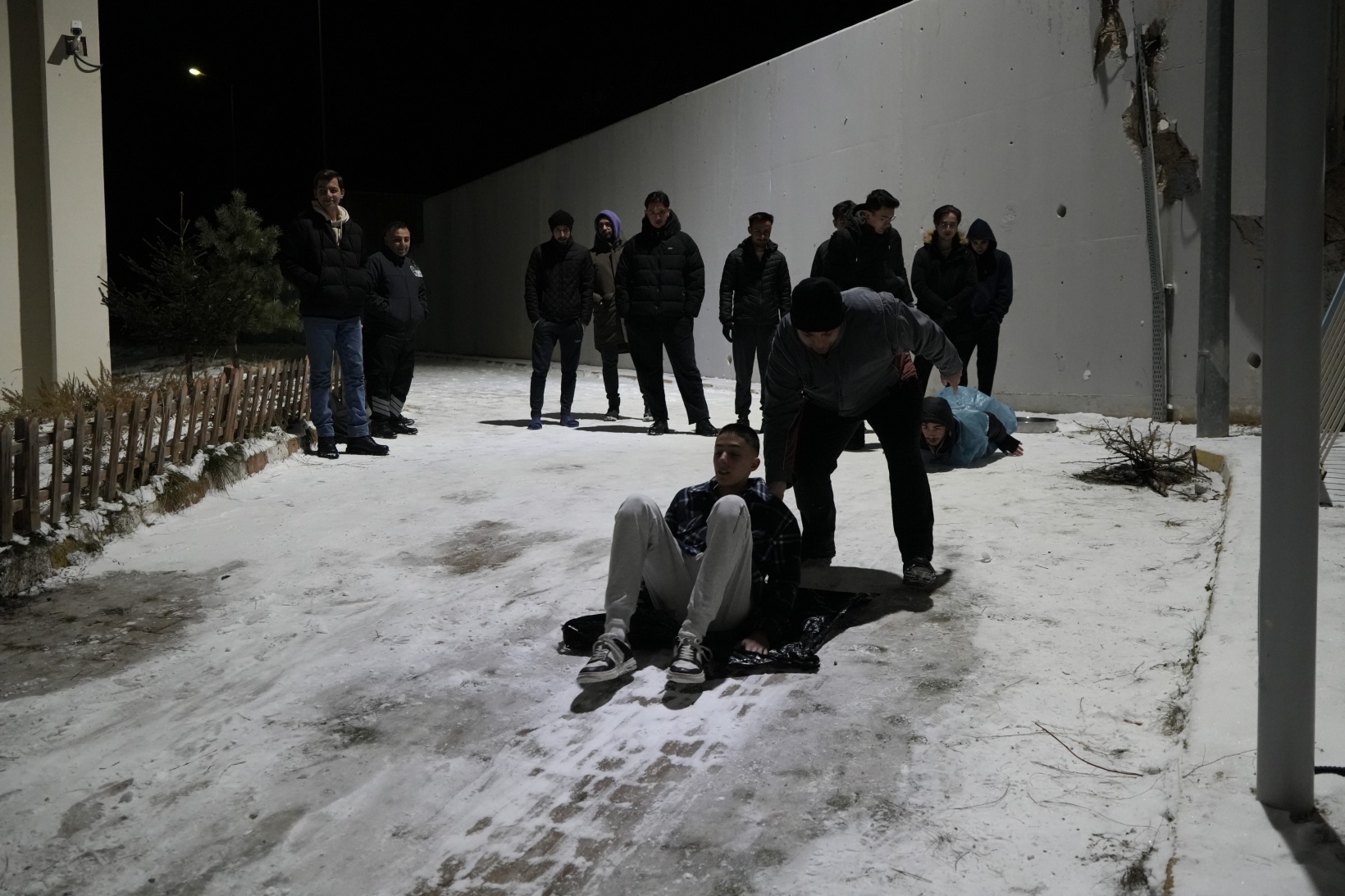 Herkes karda poşetle kayarken o çiğköfte tepsisiyle kaydı 3