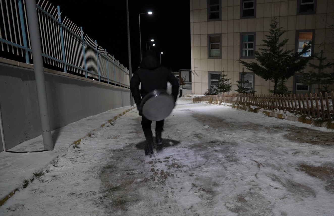 Herkes karda poşetle kayarken o çiğköfte tepsisiyle kaydı 2