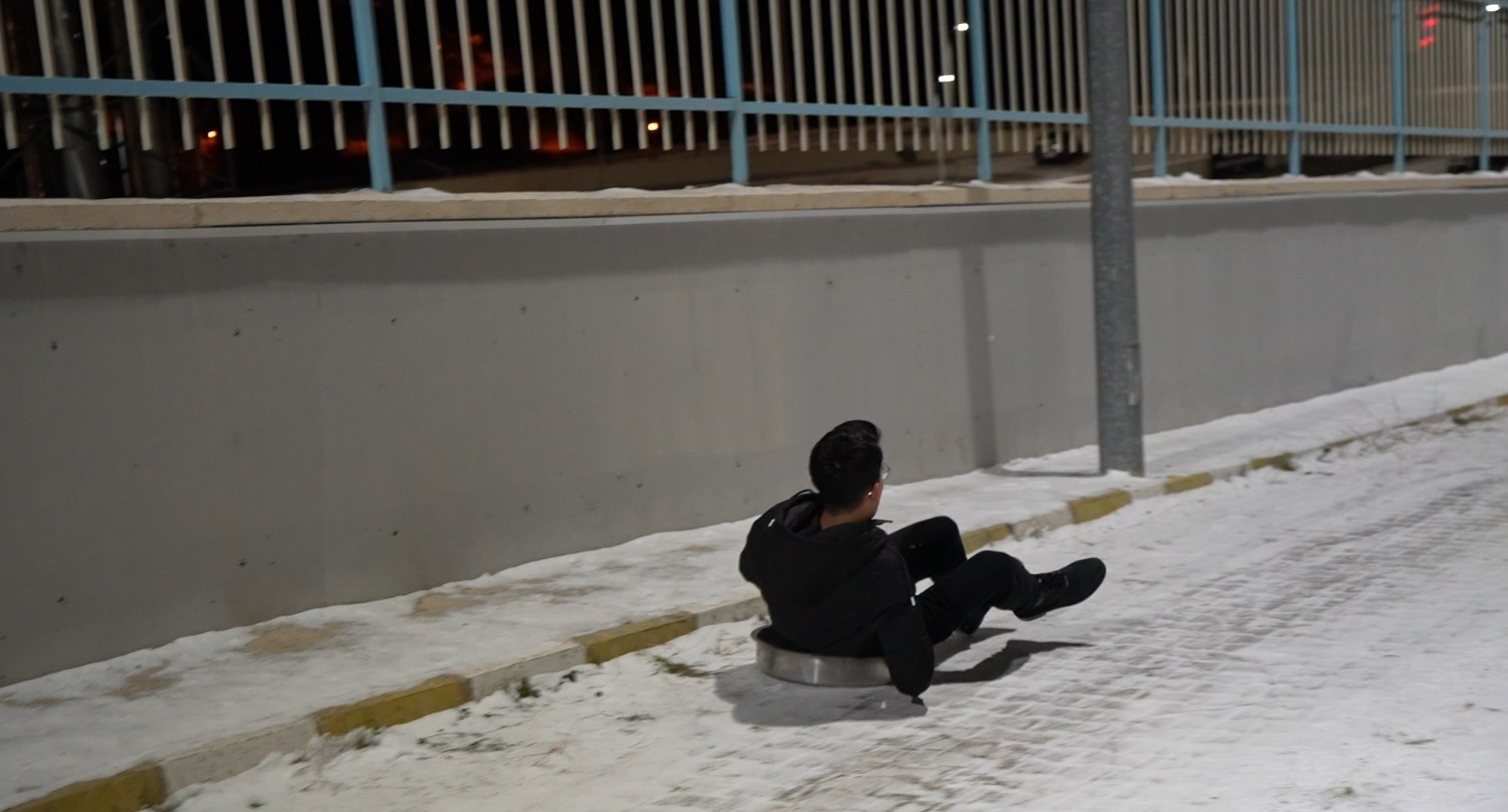 Herkes karda poşetle kayarken o çiğköfte tepsisiyle kaydı 1