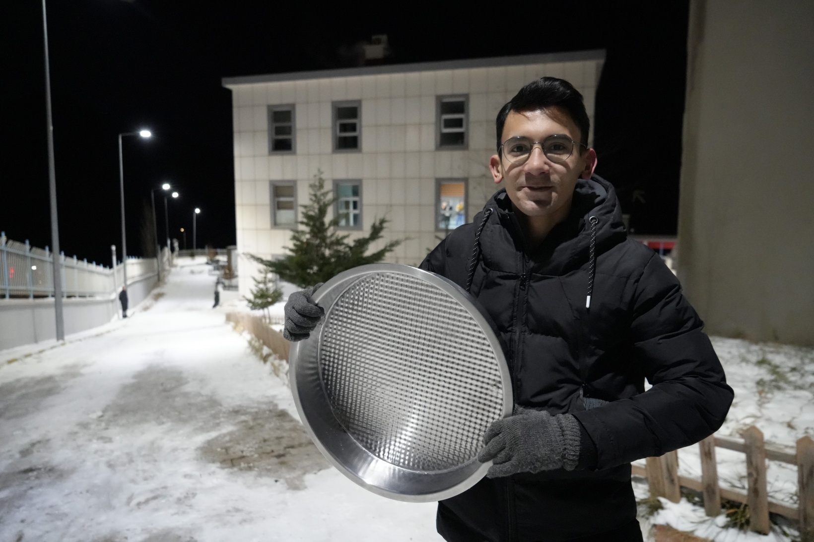 Herkes karda poşetle kayarken o çiğköfte tepsisiyle kaydı 7