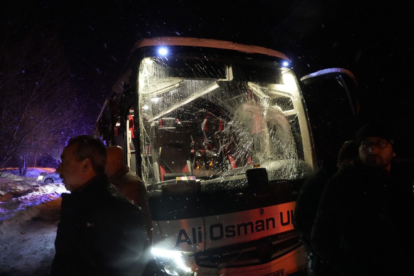 Gümüşhane’de yolcu otobüsü kaza yaptı: 2’si çocuk 14 yaralı 13