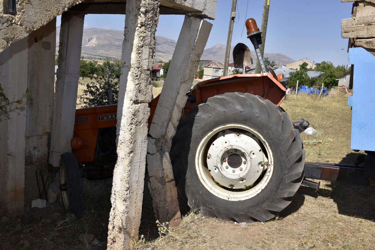 Yakıt doldurduğu traktörün altında kalarak can verdi 3