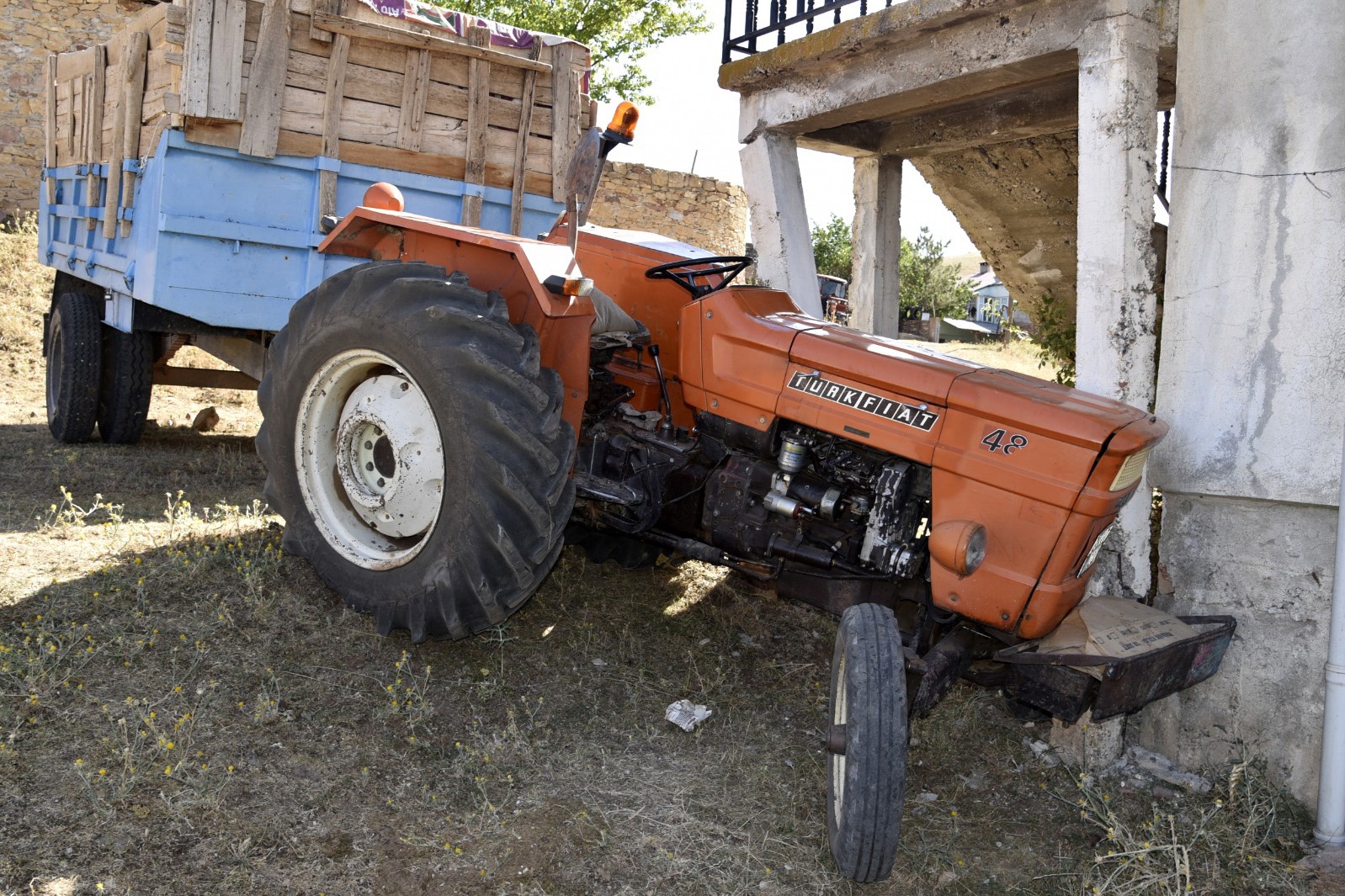 Yakıt doldurduğu traktörün altında kalarak can verdi 6