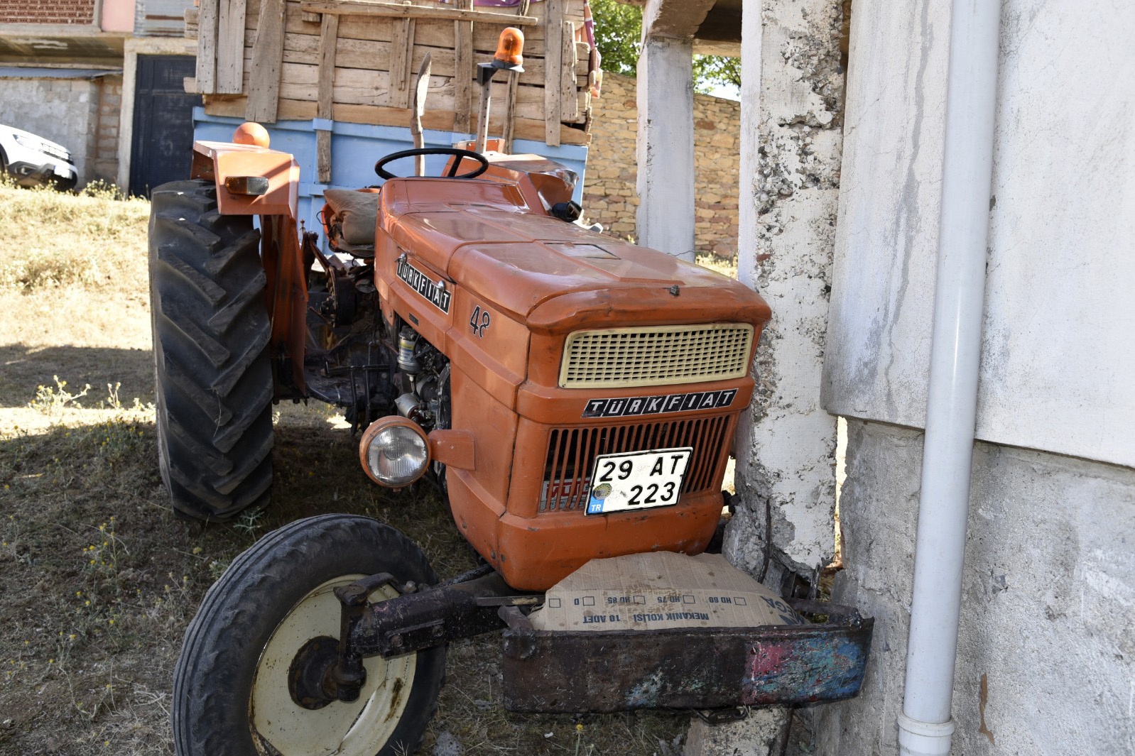 Yakıt doldurduğu traktörün altında kalarak can verdi 2