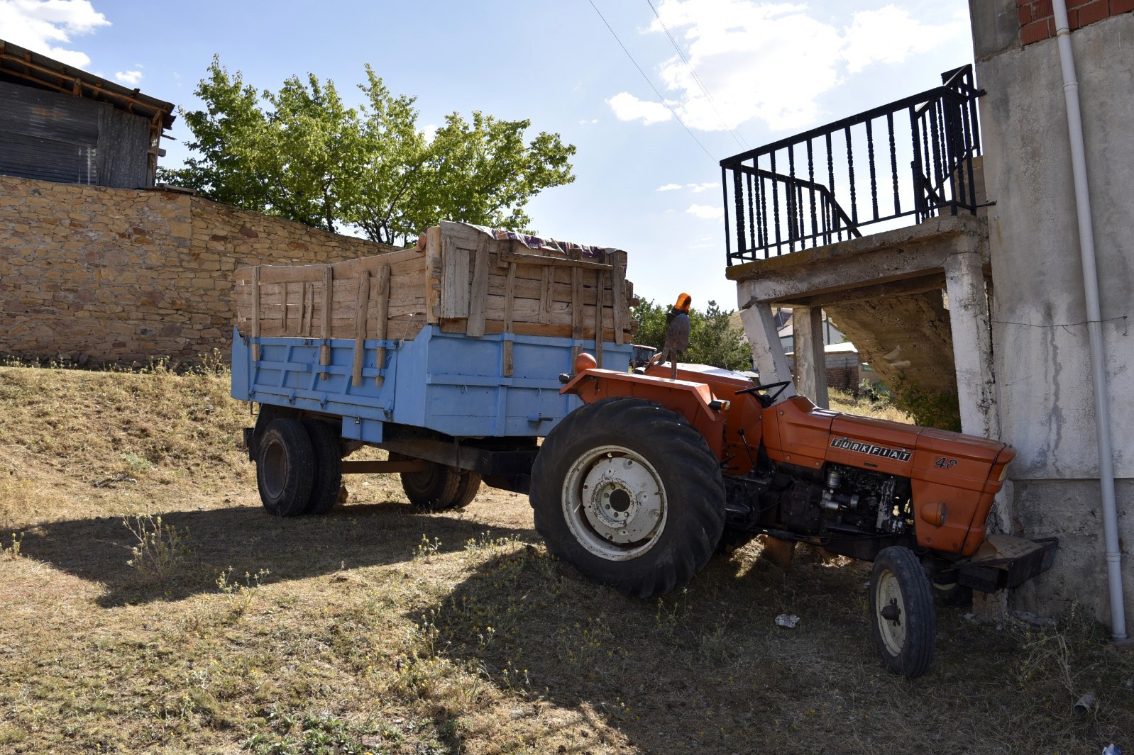 Yakıt doldurduğu traktörün altında kalarak can verdi 7