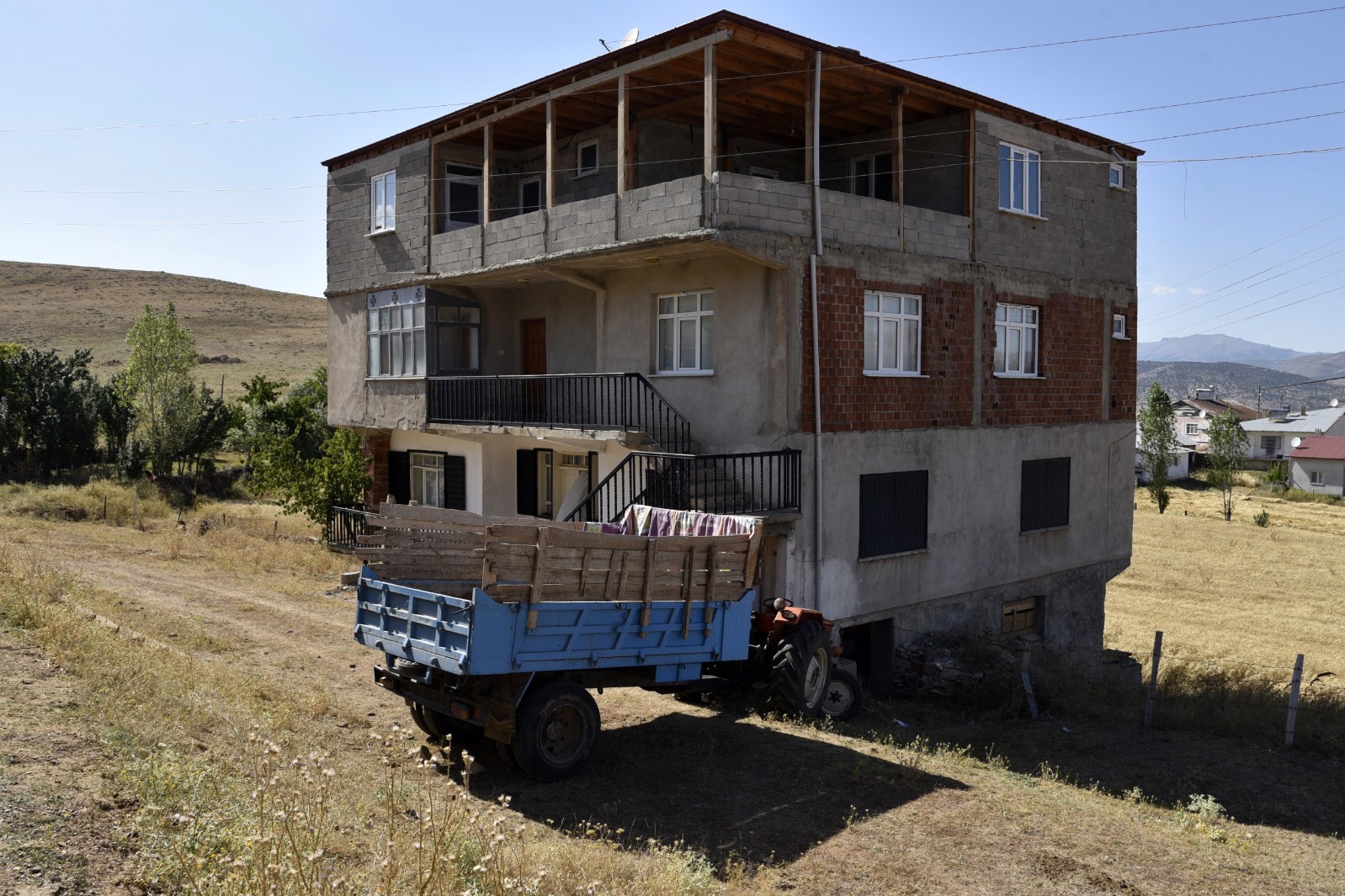 Yakıt doldurduğu traktörün altında kalarak can verdi 4