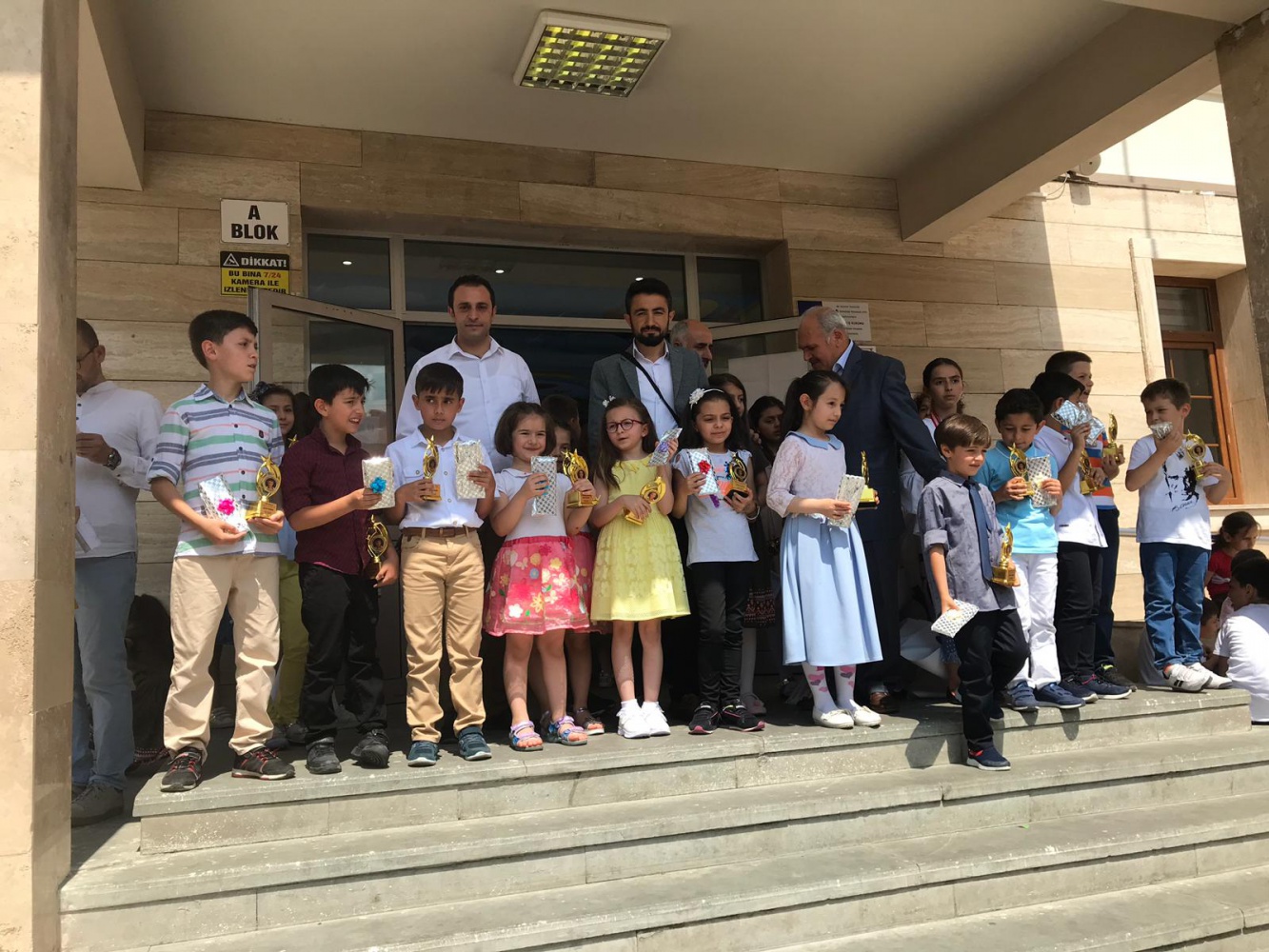 En çok kitap okuyan gençler hediyelerini aldı 2