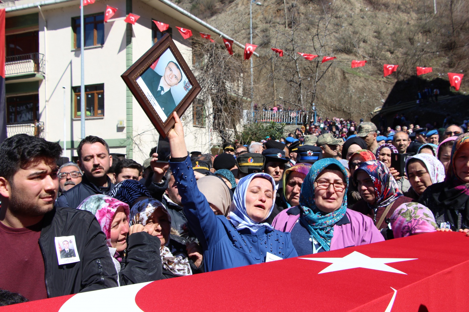 Gümüşhane şehidini son yolculuğuna uğurladı  16