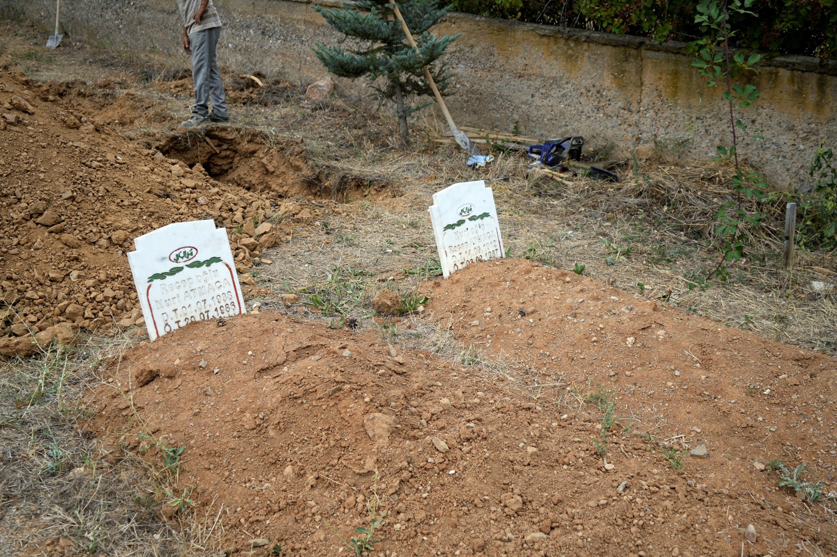 Sular altında kalan 50 mezarın taşınmasına başlandı 3