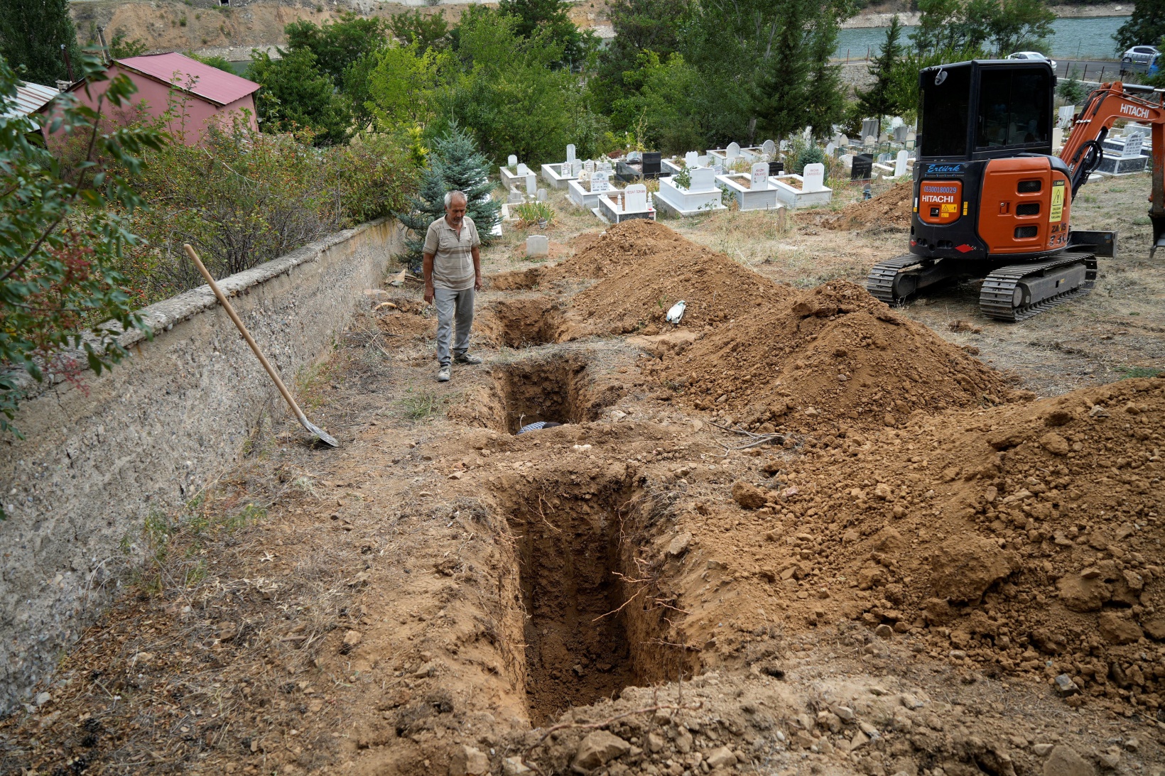 Sular altında kalan 50 mezarın taşınmasına başlandı 6