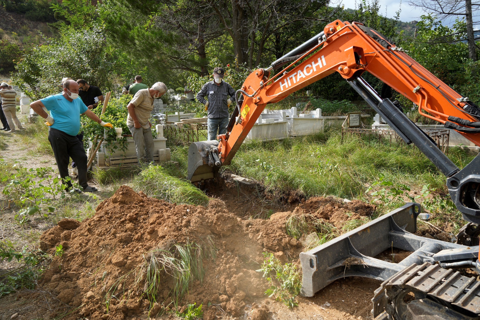 Sular altında kalan 50 mezarın taşınmasına başlandı 8