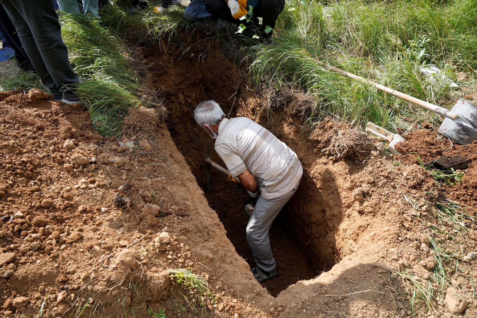 Sular altında kalan 50 mezarın taşınmasına başlandı 4