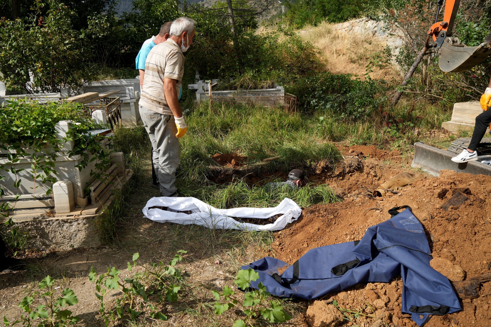 Sular altında kalan 50 mezarın taşınmasına başlandı 5