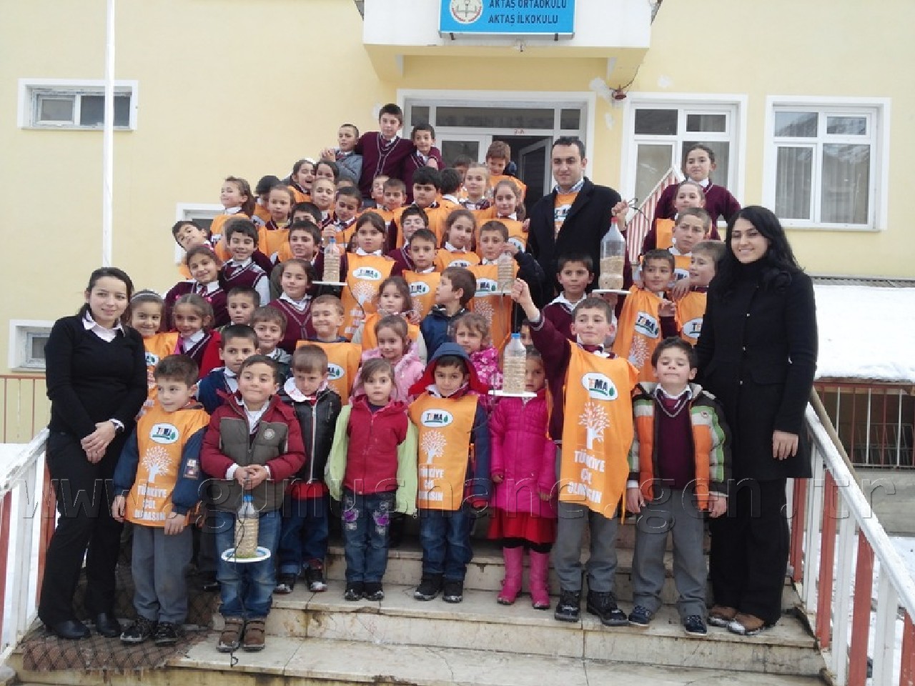 Minik Eller Kuşlar İçin 40 Yemlik Yaptı 11