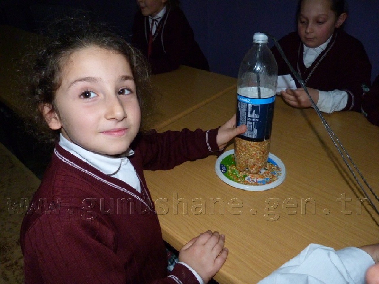 Minik Eller Kuşlar İçin 40 Yemlik Yaptı 12