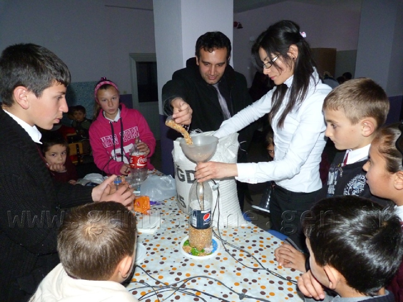 Minik Eller Kuşlar İçin 40 Yemlik Yaptı 13