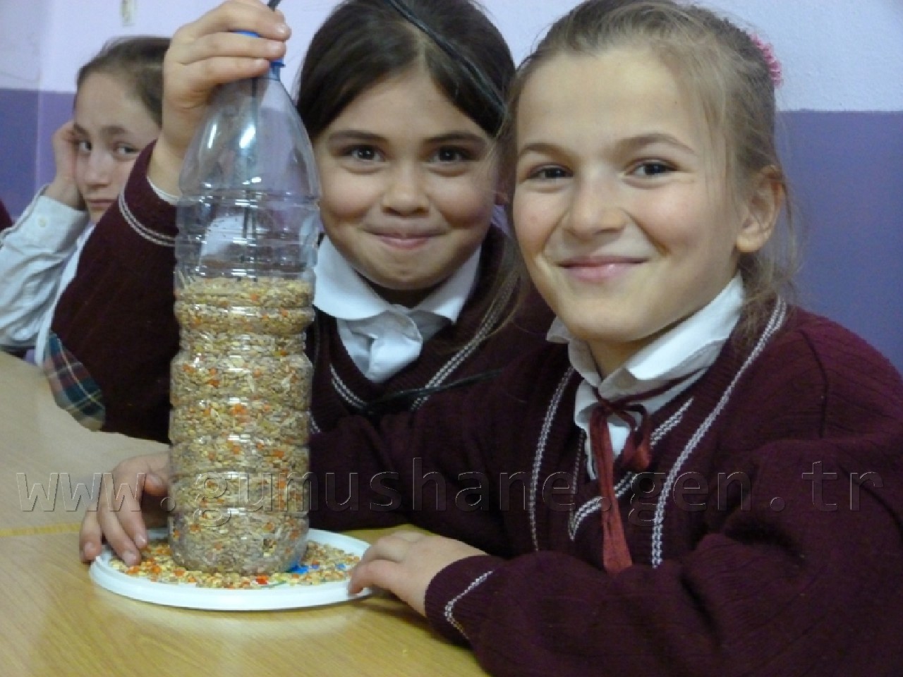 Minik Eller Kuşlar İçin 40 Yemlik Yaptı 14