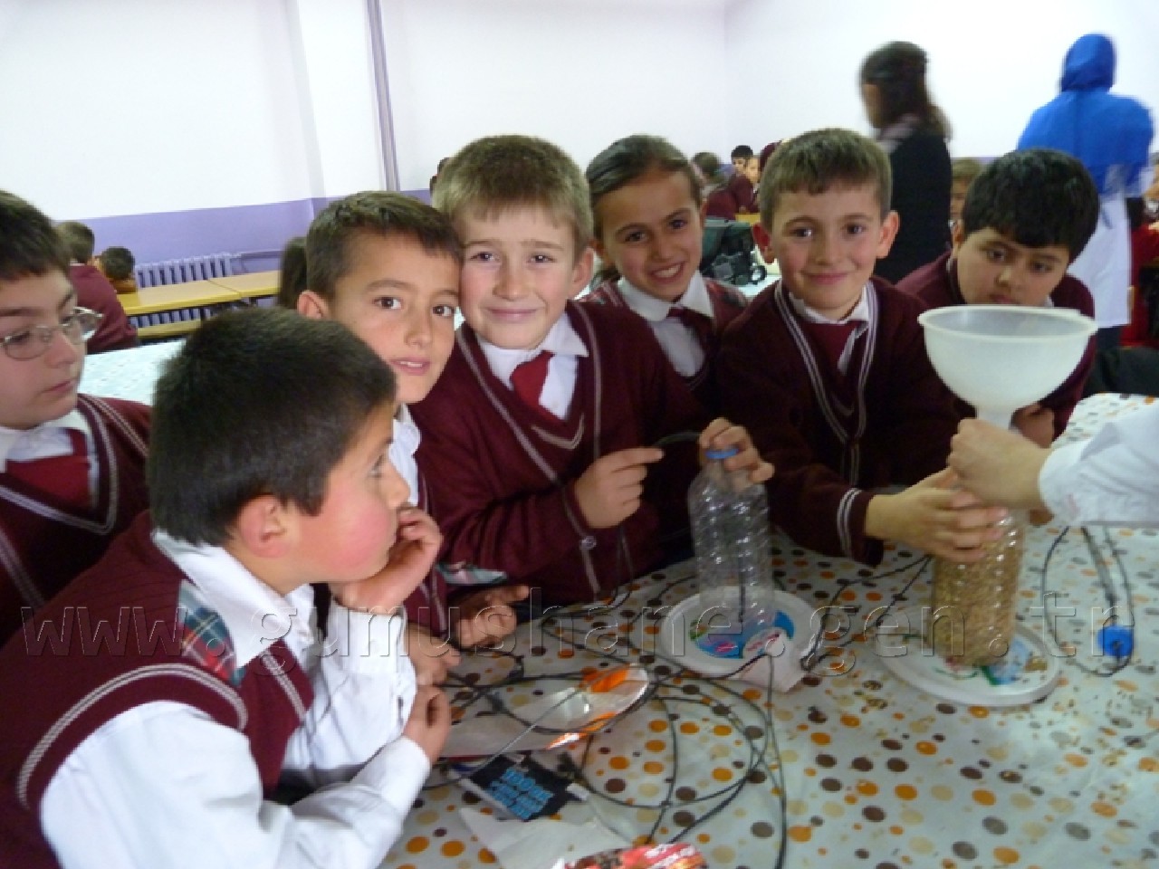 Minik Eller Kuşlar İçin 40 Yemlik Yaptı 16