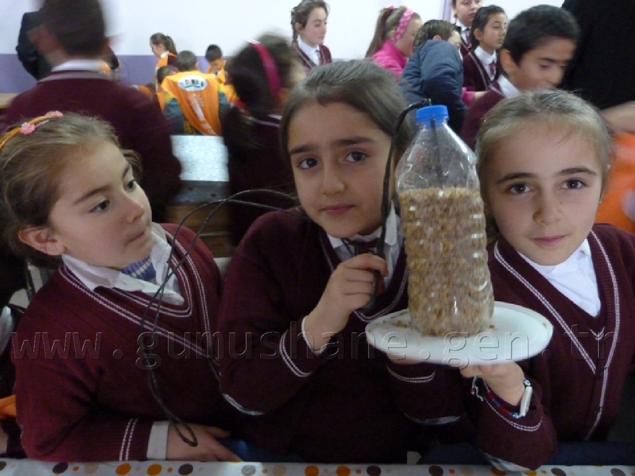 Minik Eller Kuşlar İçin 40 Yemlik Yaptı 17