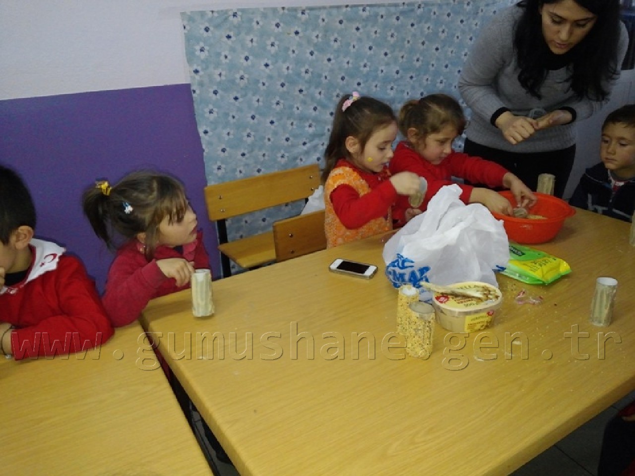 Minik Eller Kuşlar İçin 40 Yemlik Yaptı 2