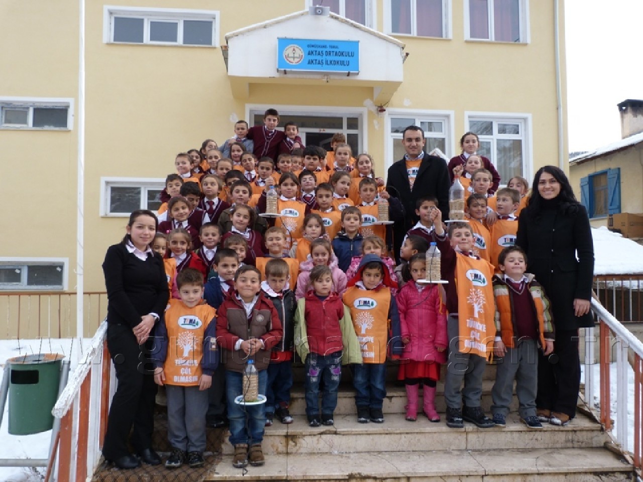 Minik Eller Kuşlar İçin 40 Yemlik Yaptı 22