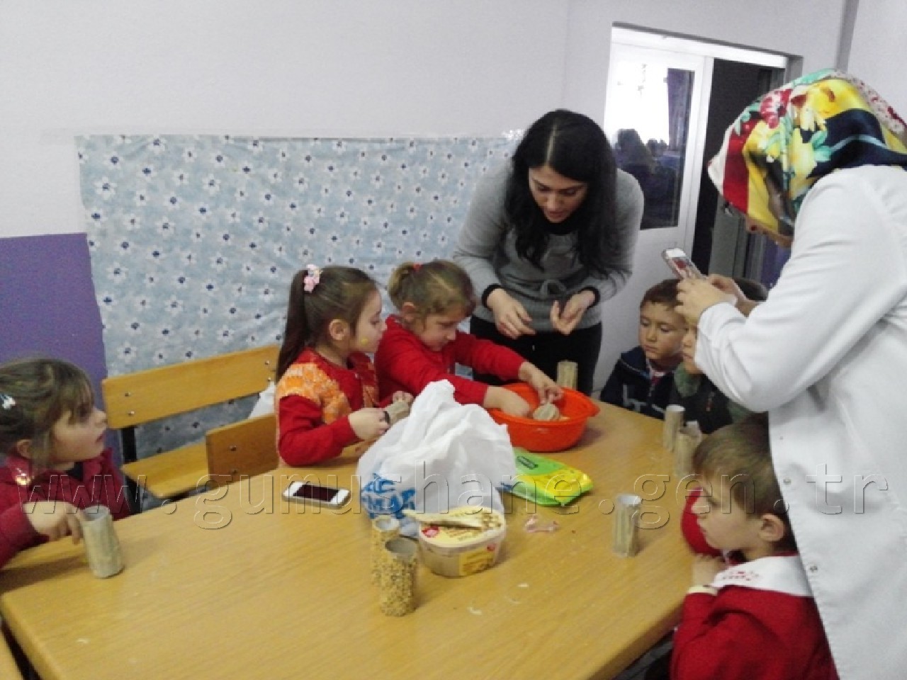 Minik Eller Kuşlar İçin 40 Yemlik Yaptı 3